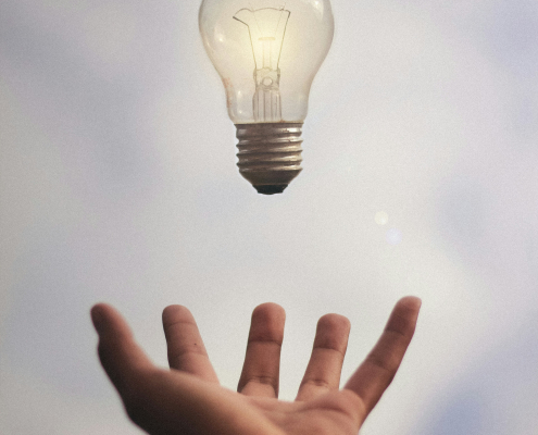 Person fängt Glühlampe