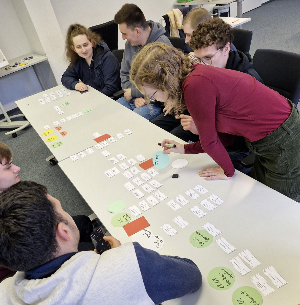 Auszubildende arbeiten gemeinsam an einem Projekt