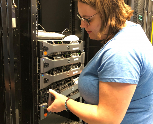 Auszubildende arbeitet im Serverraum
