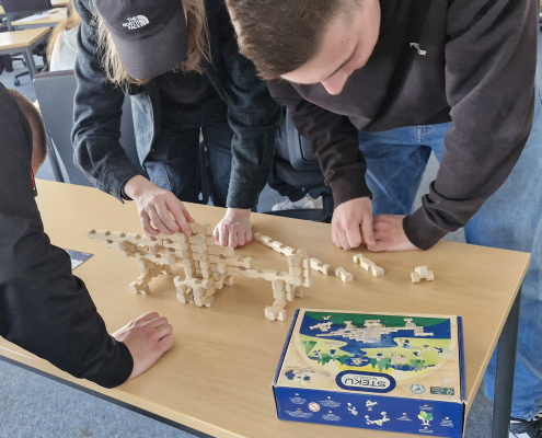 Ausbildung mit kreativen Lernmethoden, hier Bauen mit Holzspielzeug