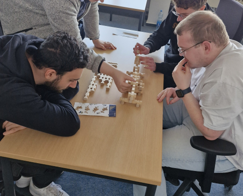 Bauen mit Holzbausteinen als kreativer Prozess in einer Gruppe von Auszubildenden
